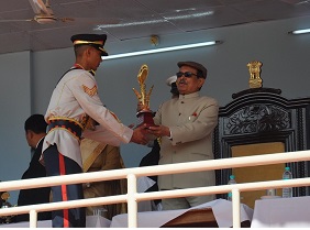 The Governor of Arunachal Pradesh Shri JP Rajkhowa presenting the �Best March Contingent� award during 67th Republic day celebration at Indira Gandhi Park, Itanagar on 26th January 2016.